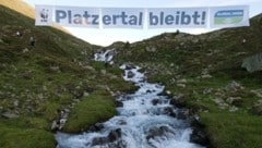 Die Projektgegner spannten kürzlich ein 50-Meter-Banner über das Tal (Bild: WWF)