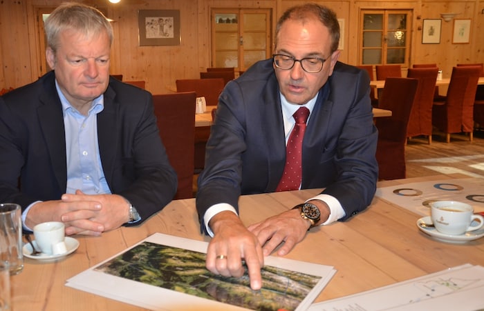 Projektleiter Wolfgang Stroppa (li.) und Tiwag-Vorstand Alexander Speckle versuchen, die ...