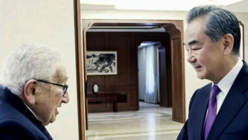 Kissinger mit Wang Yi (Bild: AFP)