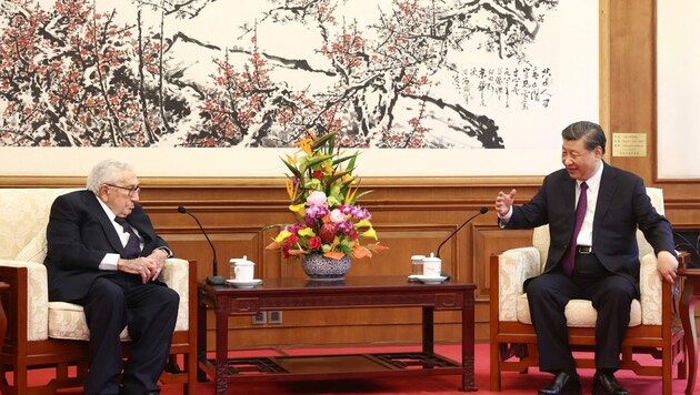 von links: Henry Kissinger und Xi Jinping in Peking (Bild: AFP)