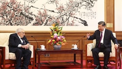 von links: Henry Kissinger und Xi Jinping in Peking (Bild: AFP)