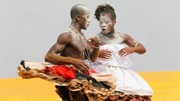 Einfach magisch: Tänze in traditioneller Kleidung beim Voodoo-Festival in Benin. (Bild: Godong contact@godong-photo.com)