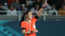 Schiedsrichterin Yoshimi Yamashita sorgte bei der Frauen-WM für eine Premiere. (Bild: APA/AFP/Marty MELVILLE)