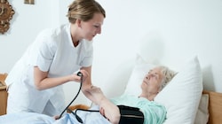 Altenpflegerinnen und andere Beschäftigte in der privaten Sozialwirtschaft fordern deutlich mehr Gehalt. (Bild: stock.adobe.com)