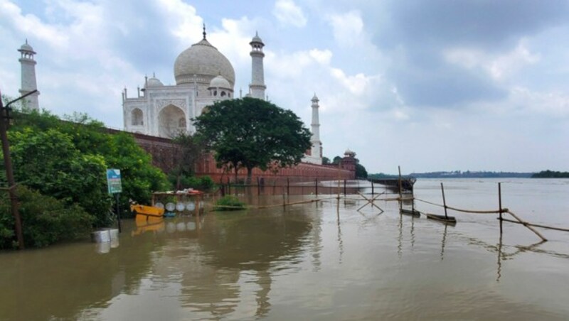 Bei dem Taj Mahal handelt es sich um ein Grabmal, das ein Mughal-Herrscher im 17. Jahrhundert für seine Lieblingsfrau baute, nachdem sie bei der Geburt ihres 14. Kindes gestorben war. (Bild: AP)