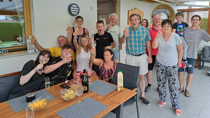 Familie und Freunde jubelten nach dem Sieg in der Osttiroler Heimat.