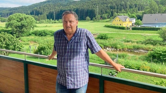 Auf der Terrasse seiner Wohnung in St. Veit an der Gölsen.