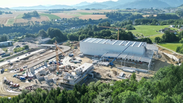 In Pinsdorf entsteht gerade ein Werk für Windhager - der Bau ist gestoppt (Bild: Markus Wenzel)