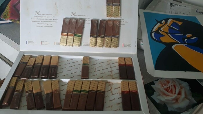 Die Schokolade in dem Paket begann zu schmelzen.