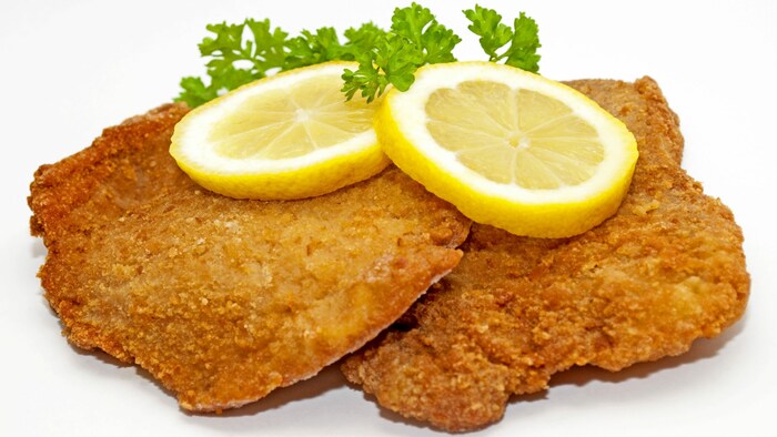 Sehr fettige und eiweißreiche Lebensmittel wie das Wiener Schnitzel belasten die Verdauung und ...