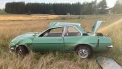 Der zerstörte Opel Ascona stand verlassen in der Wiese. Jetzt wird nach dem unbefugten Lenker gefahndet. (Bild: Polizei)