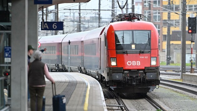 Baustellen und volle Züge machen es den Reisenden momentan schwer. (Bild: Dostal Harald)