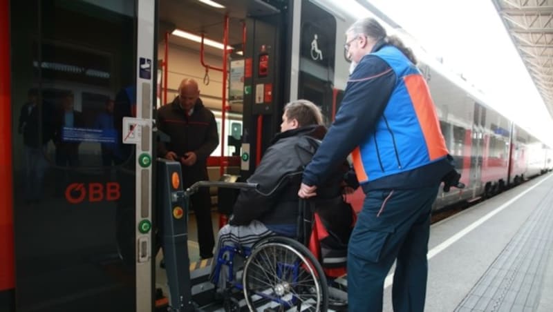 Baustellen und volle Züge machen es den Reisenden momentan schwer. Für Rollstuhlfahrer ist das immer noch Alltag, denn sie sind auf Bahnhöfen und Zügen meist auf Hilfe angewiesen - schon die Buchung der Reise ist umständlich. Es ist unklar, wann das vereinfacht wird. (Bild: Hronek Eveline)