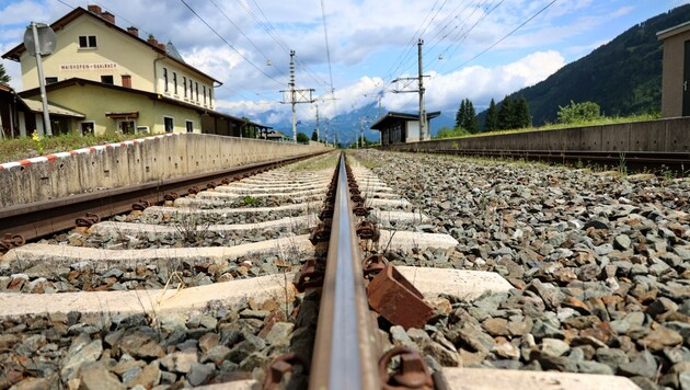 Der verlassen wirkende Wildwest-Bahnhof in Maishofen wird um 18 Millionen Euro umgebaut (Bild: Hölzl Roland)