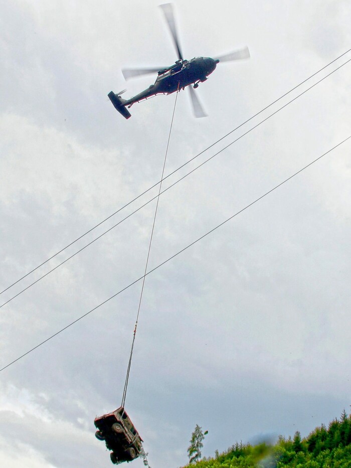 Der zwei Tonnen schwere Pinzgauer wurde gestern per Hubschrauber geborgen.