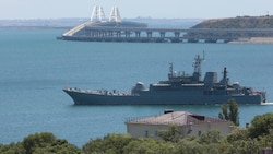 Das Verteidigungsministerium verwies in Kiew darauf, dass Schiffe als Transporte von „Fracht militärischer Bestimmung“ angesehen werden könnten. (Bild: AP)