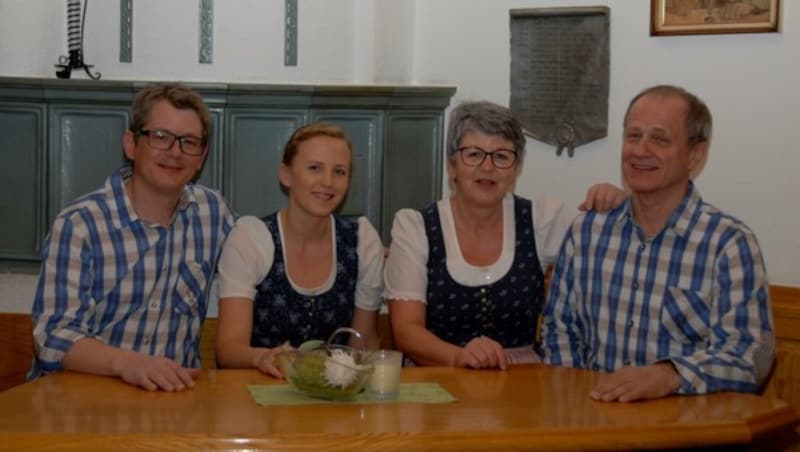 Christoph Schauer und Magdalena Buchinger führen den Betrieb mit ihren Eltern Ingrid und Willi (von links). (Bild: Gasthof Schauer)