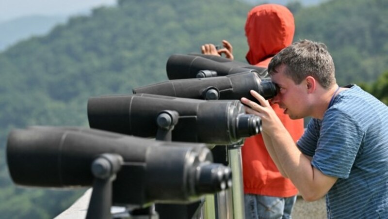 Von dieser Aussichtsplattform aus kann man von Südkorea nach Nordkorea blicken. (Bild: APA/AFP/Jung Yeon-je)