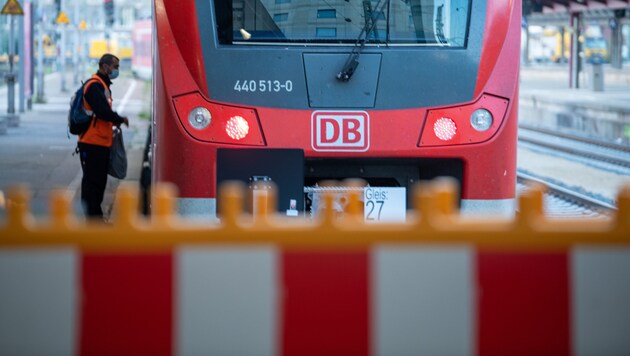 Der Streik der Lokführer endet vorzeitig: Ab Montag fahren bei der Deutschen Bahn die Züge wieder. (Bild: APA/dpa/Stefan Puchner)