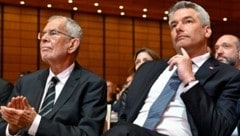 Aktuell nicht das beste Verhältnis zwischen Kanzler Karl Nehammer (re.) und Bundespräsident Alexander Van der Bellen (Bild: APA/HELMUT FOHRINGER)