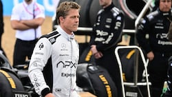 Brad Pitt im Rahmen eines Drehs in Silverstone (Bild: Christian Bruna/Pool photo via AP)