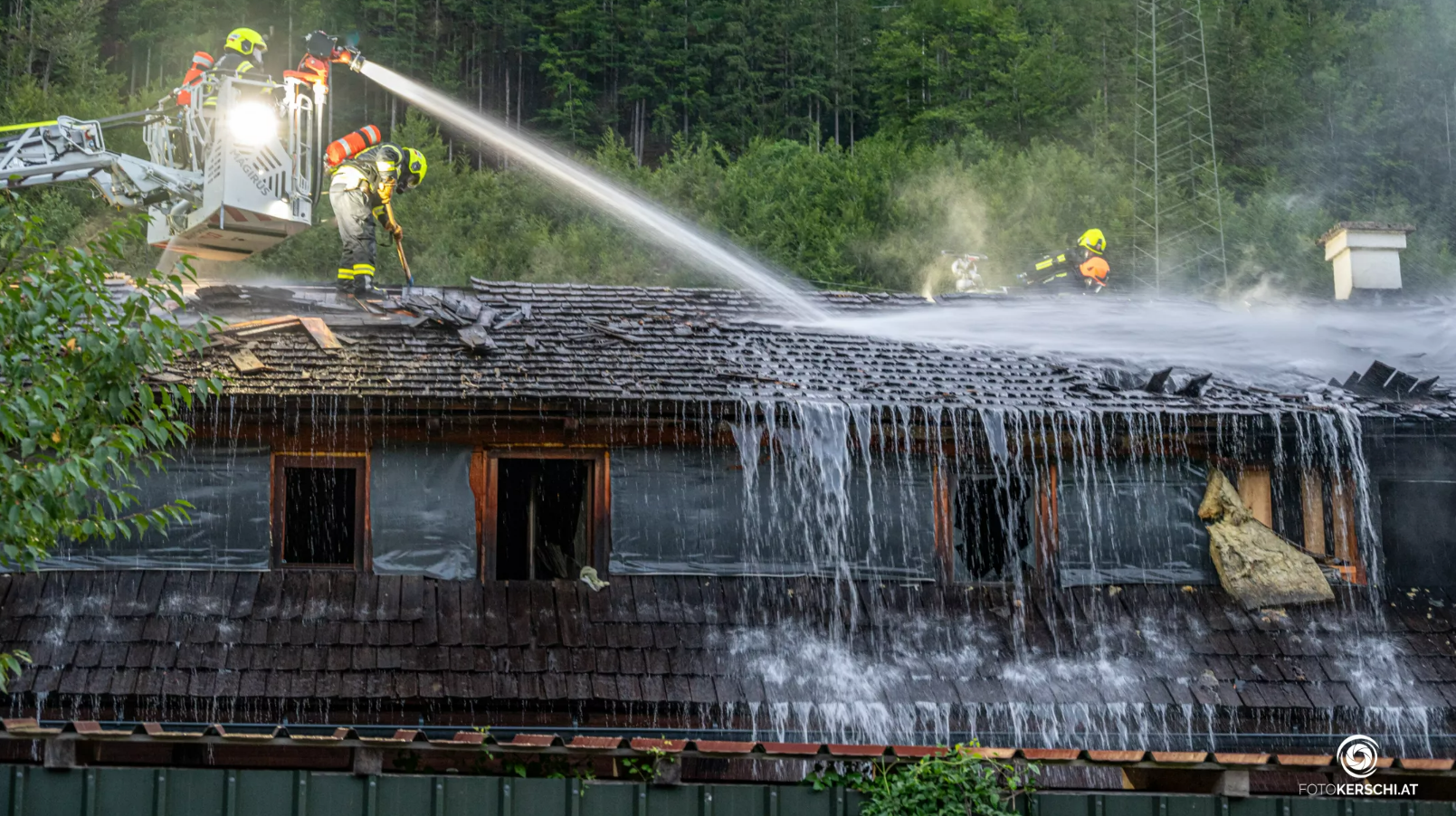 Fünf Feuerwehren waren im Einsatz. (Bild: © TEAM FOTOKERSCHI.AT / RAUSCHER)
