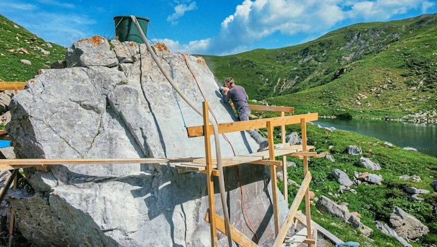 Außergewöhnlich: Bildhauer Georg Planer arbeitet mitten im Hochgebirge. (Bild: Wallner Hannes)