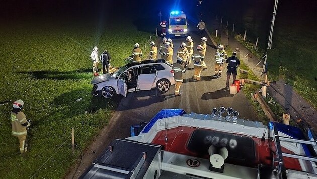 Zwei Personen wurden bei dem Unfall verletzt. (Bild: Freiwillige Feuerwehr Strobl)