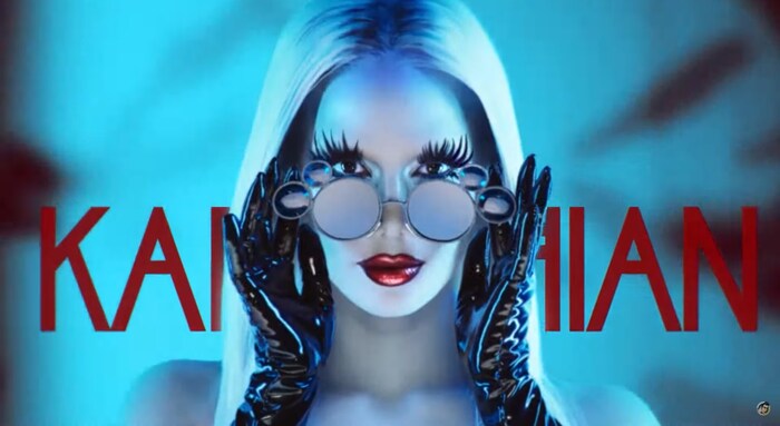 Für diese Rolle wurde mit aufwändigem Make-Up aus Kim eine Horror-Mama!