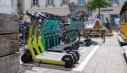 Die rund 1500 Leih-E-Scooter dürfen nur noch auf den über 100 extra gekennzeichneten Abstellflächen geparkt werden. (Bild: Einöder Horst)