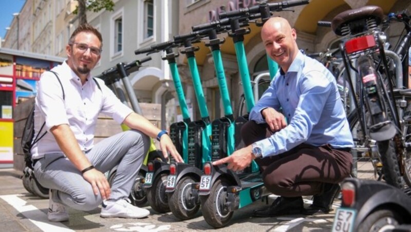 Martin Skerlan (l.) stattet - zur Freude von VP-Stadtvize Martin Hajart -Tier-E-Scooter mit vierstelligen Kennzeichen aus. (Bild: Einöder Horst)