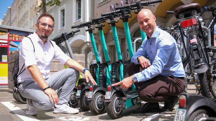 Martin Skerlan (l.) stattet - zur Freude von VP-Stadtvize Martin Hajart -Tier-E-Scooter mit ...