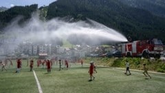 Die Feuerwehr sorgt zwischendurch für eine willkommene Abkühlung. (Bild: zeitungsfoto.at/Liebl Daniel)