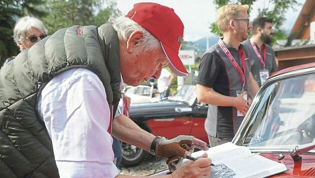 Wolfgang Porsche hautnah und zum Angreifen in der Menge. Er stand für Selfies bereit, schrieb Autogramme für die unzähligen Fans, die in Gröbming am Start waren. (Bild: Sepp Pail)
