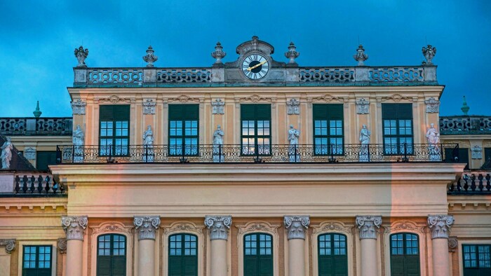 Sogar das Schloss Schönbrunn stattet Hutter aus.