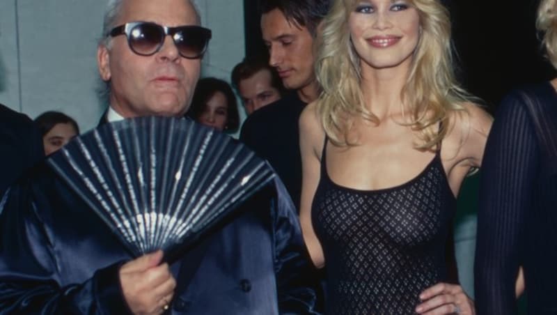 Claudia Schiffer mit Modedesigner Karl Lagerfeld (Bild: Wolfgang Kühn / United Archives / picturedesk.com)