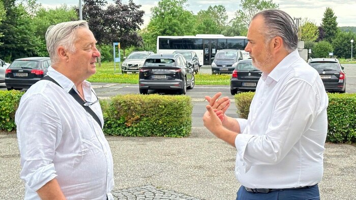 Vitásek und Doskozil vor dem Kulturzentrum in Güssing im Gespräch über die künftigen Aufgaben.