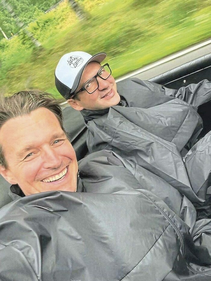 und noch mal Regen. Dennoch herrschte gute Laune im Cabrio.