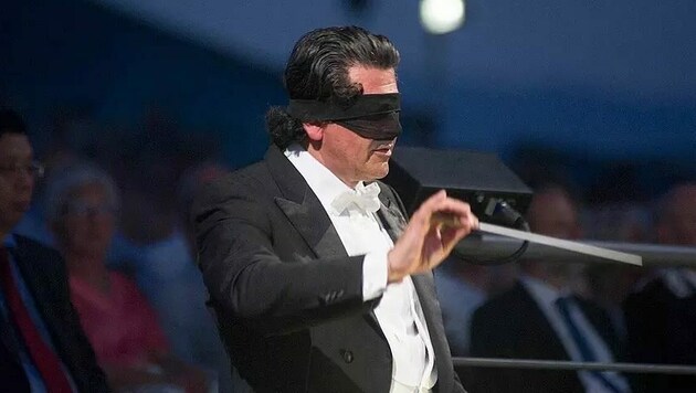 Alberto Veronesi dirigierte aus Protest gegen eine grässliche „Bohème“-Regie beim Puccini-Festival mit Maske. (Bild: diverse)