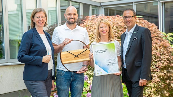 Die Unternehmer Elisabeth und Christoph Hutegger mit Wirtschaftslandesrätin Barbara ...