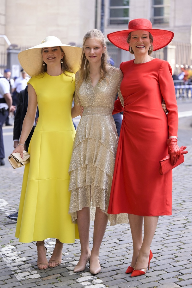 Kronprinzessin Elisabeth posiert mit ihrer Schwester Prinzessin Eleonre und ihrer Mutter Königin Mathilde. (Bild: APA/AFP/Belga/LAURIE DIEFFEMBACQ)