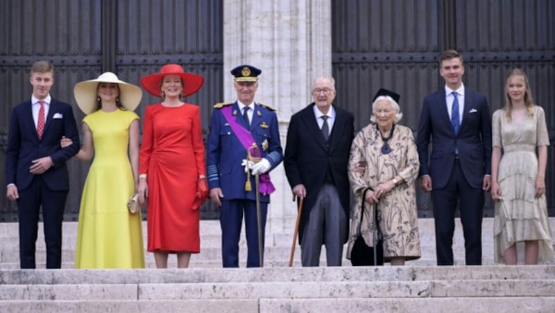 Prinz Emmanuel, Kronprinzessin Elisabeth, Königin Mathilde, König Philippe, König Albert II., Königin Paola, Prinz Gabriel und Prinzessin Eleonore posieren bei der Te-Deum-Messe anlässlich des belgischen Nationalfeiertags vor der Kathedrale St. Michael und St. Gudula. (Bild: AFP)