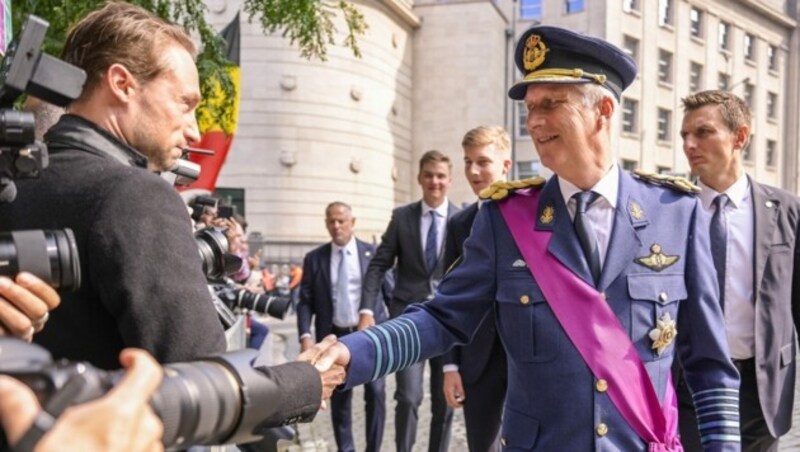 König Philippe schüttelt am Nationalfeiertag Hände. (Bild: APA/AFP/Belga/LAURIE DIEFFEMBACQ)