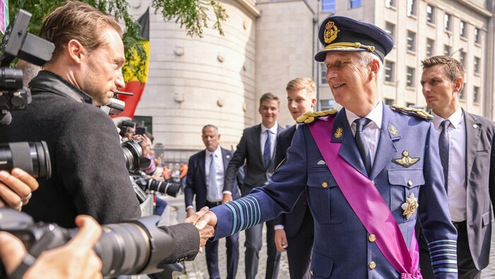 König Philippe schüttelt am Nationalfeiertag Hände.