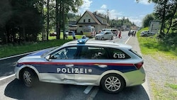 Die Polizei hielt das deutsche Auto an. (Bild: Maurice Shourot)