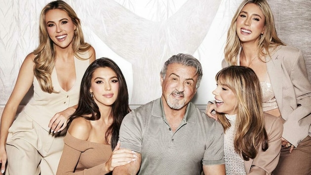 Sylvester Stallone spielt mit Sophie, Sistine, Jennifer und Scarlett (v. l.) in neuer Reality-Show. (Bild: Paramount+)