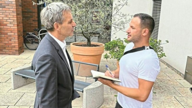 „Krone“-Redakteur Christoph Engelmaier sprach mit Kleinmachnows Bürgermeister Michael Grubert (li.). (Bild: Christoph Engelmaier)