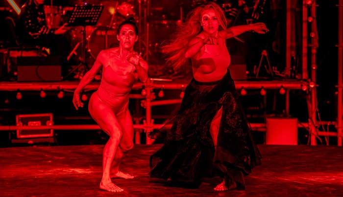Marie Stockhausen und Sonja Maria Schwaiger geben durch einen großartigen Tanz dem Neid ein ...
