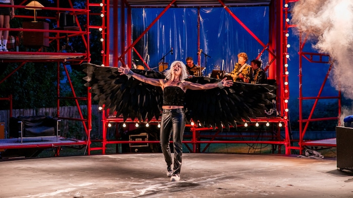 Die faszinierende Innsbrucker Schauspielerin Lisa Hörtnagl breitet in ihrem maßlosen Zorn die ...