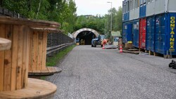 Die Strecke von Linz bis zum Hallstätter See: Rund 90.000 Meter Kabel werden derzeit bei der ...